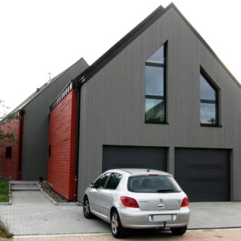 Maison ossature bois, bardage gris et rouge en bois