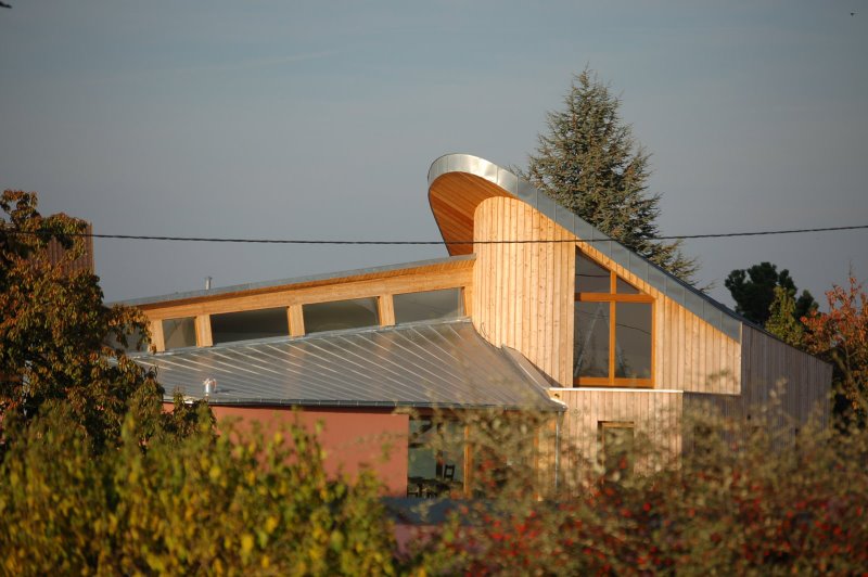 Maison individuelle charpente ossature bois et maçonnerie, bardage bois tonneau, toit courbé, arrondis