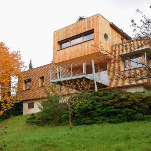 Maison contemporaine individuelle ossature et charpente bois, bardage bois vertical et horizontal, surplombant la montagne