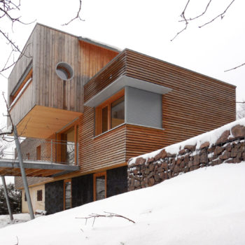 Maison contemporaine individuelle ossature et charpente bois, terrasse en bois, bardage bois vertical et horizontal