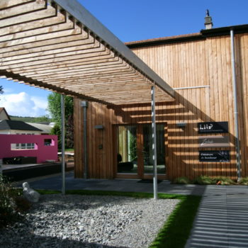 Extension d'un bâtiment en bois, création d'un pare soleil en bois