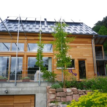 Maison individuelle en bois dans la montagne, bardage en bois vertical