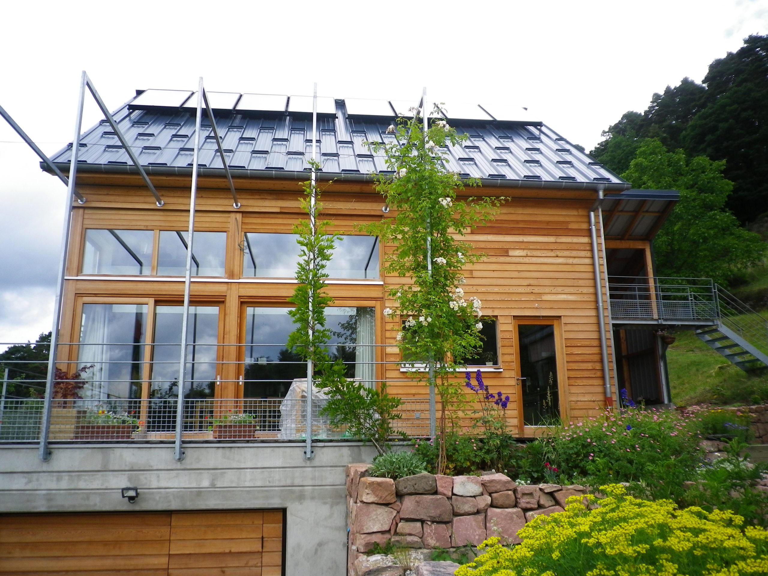 Maison individuelle en bois dans la montagne, bardage en bois vertical